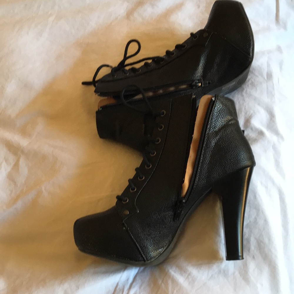 SIZE 8 HI HEEL JET  B L A C K  boots. ZIPS ON SIDES/LACE UP LOOK charlotte russo